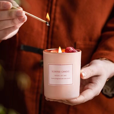 A flor secada luxuosa da aromaterapia romântica do rosa da marca própria da CASA do AROMA Scented velas da cera da soja para a cena dos eventos