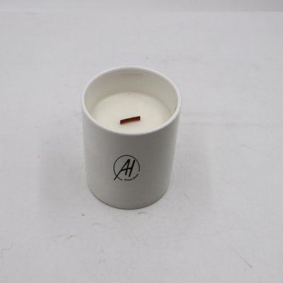 A sensação do aroma Scented a vela cerâmica branca com feltro de lubrificação de madeira