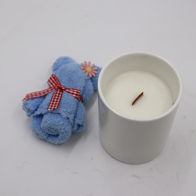 A sensação do aroma Scented a vela cerâmica branca com feltro de lubrificação de madeira