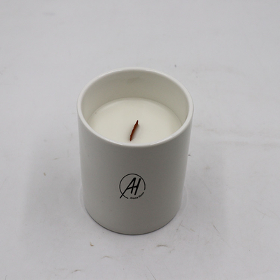 A sensação do aroma Scented a vela cerâmica branca com feltro de lubrificação de madeira