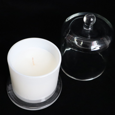 A vela de Rose Vanilla White Associates Aromatherapy ajustada para o banho e as carroçarias relaxam