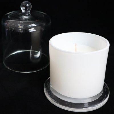 A vela de Rose Vanilla White Associates Aromatherapy ajustada para o banho e as carroçarias relaxam