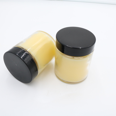 A mão Scented da vela do frasco de vidro amarelo do Verbena do limão derramou velas da soja com tampa preta