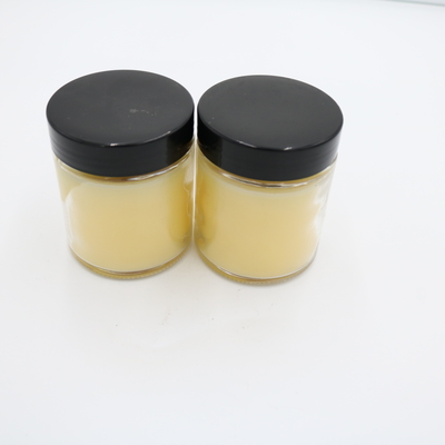 A mão Scented da vela do frasco de vidro amarelo do Verbena do limão derramou velas da soja com tampa preta