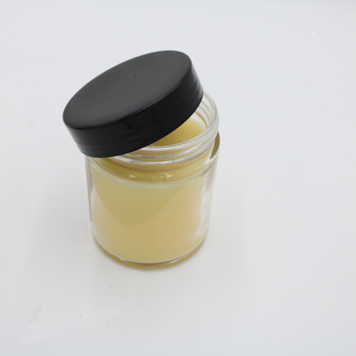 A mão Scented da vela do frasco de vidro amarelo do Verbena do limão derramou velas da soja com tampa preta