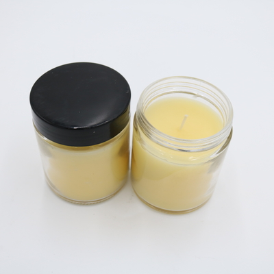 A mão Scented da vela do frasco de vidro amarelo do Verbena do limão derramou velas da soja com tampa preta
