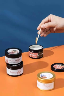 O aroma Scented Woodwick Tin Can Candle Gold Black para o curso