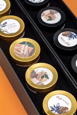 O aroma Scented Woodwick Tin Can Candle Gold Black para o curso