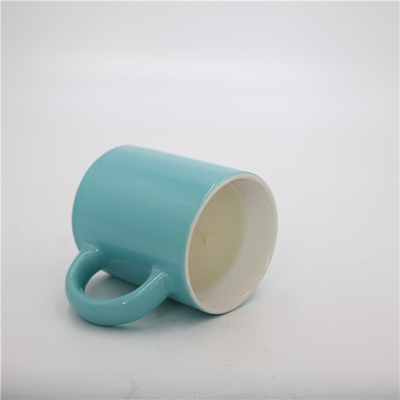 O copo de chá redondo azul brilhante da casa do aroma Scented a vela cerâmica 5.5oz da soja